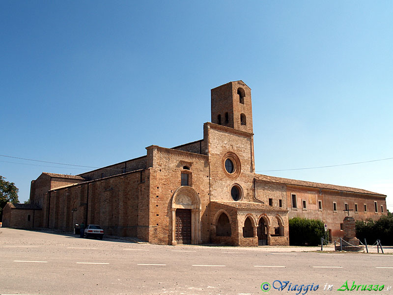 11-P8269837+.jpg - 11-P8269837+.jpg - L'abbazia di "S. Maria di Propezzano" (VIII-IX-XIII-XIV sec.).